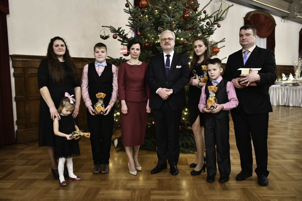 RĪGAS PILĪ ik gadu viesojas labākās un stiprākās ģimenes, tāda ir arī Gabrānu ģimene no Daudzeses. Viņus uzņem Valsts prezidents Egils Levits ar kundzi Andru.
Autors: no Valsts prezidenta kancelejas