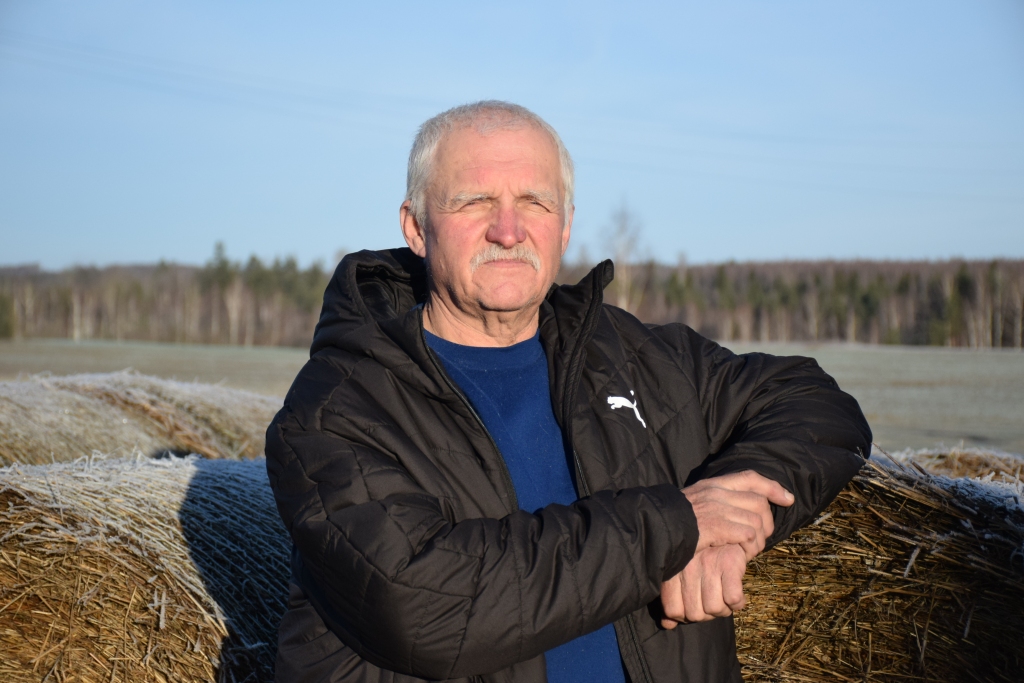 Viens — mierā un klusumā. Daudzesietis Jānis Janovskis.