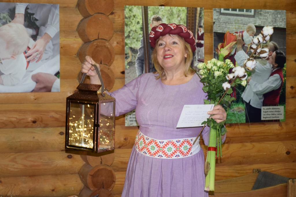 PALĪDZ LIDOT CITIEM. Aizkraukles reģionālajai tautskolai šogad aprit 10 gadu jubileja, un tās vadītāja, izstādes iniciatore Anita Ostrovska (attēlā) ir tautskolas pamatlicēja, tādēļ no Aizkraukles Interešu izglītības centra vadītājas Zanes Romanovas viņa saņēma dāvanu — gaismas lukturi, lai vienmēr būtu gaisma, ko nest tālāk.  “Esi vienmēr vienu metru virs zemes, jo tavs lidojums palīdz lidot citiem!” viņa novēlēja. Tam pievienojās arī folkloras kopas “Rāmupe” vadītājs Andris Kapusts: “Viss, kas te notiek, ir, pateicoties tavai enerģijai un gaismai, ko tu izstaro!”.
