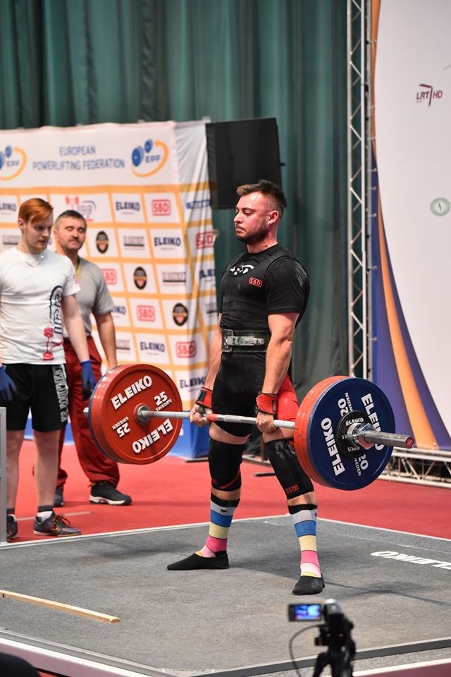 Mārtiņš Lielups Eiropas čempionātā klasiskajā spēka trīscīņā.
Autors: Latvijas Pauerliftinga federācijas foto