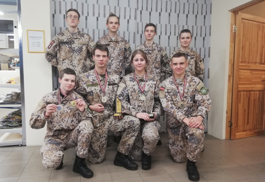 Pirmie — aizmugurē no kreisās Krists Zablockis, Roberts Matīss Priedītis, Kristaps Jukša, Samanta Seliverstova.
Priekšā no kreisās — Toms Gaigalnieks, Aivars Skābarnieks, Kitija Smirnova un Toms Valainis.