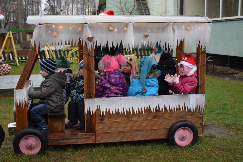 VILCIENĀ, kas ved uz piparkūku valstību, vizinās grupiņas “Pīlādzītis” bērni.