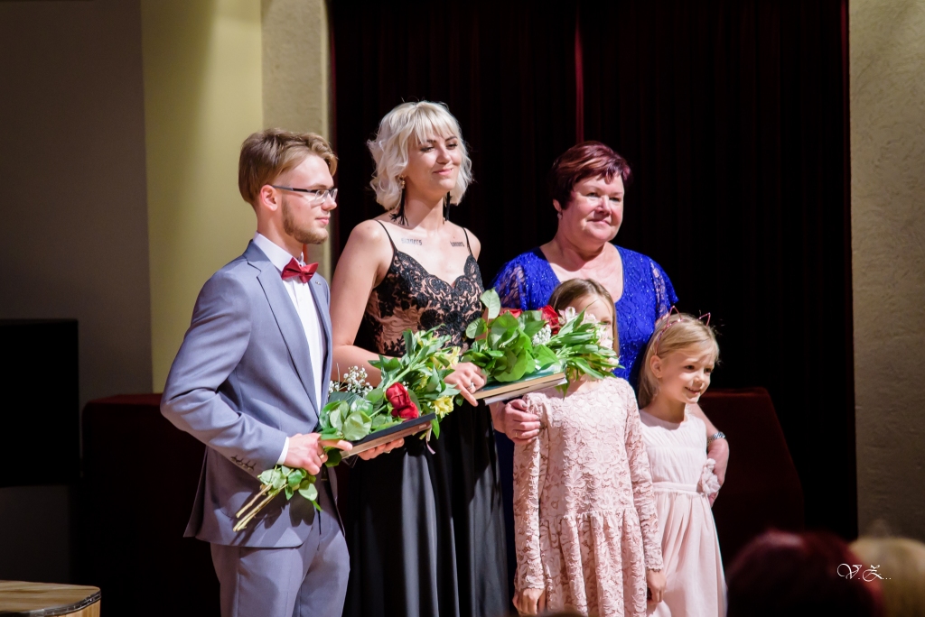 Viļņa Plūmes stipendiju šogad saņēma divi Aizkraukles novada vidusskolas absolventi — Roberts Andžāns (no kreisās) un Kristīne Galstjana. Stipendiju pasniedza Sarmīte Plūme.
Autors: no S. Plūmes albuma