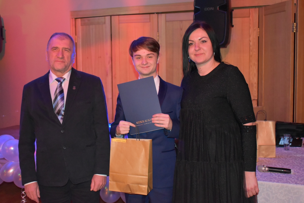 Tā tik turpināt! Aizkraukles novada domes priekšsēdētāja vietnieks tautsaimniecības jautājumos Einārs Zēbergs (no kreisās), Aizkraukles novada Jauniešu domes priekšsēdētājs Vladislavs Judins un jaunatnes lietu speciāliste Inga Ramane.