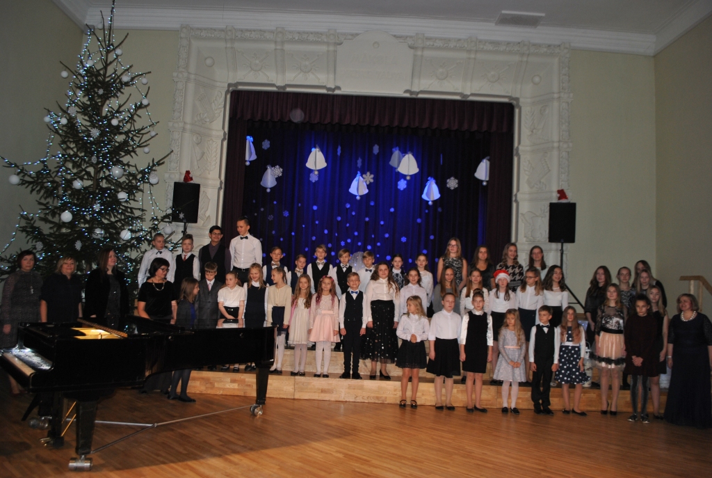 Kopā ieskandina Ziemassvētkus.
Autors: Sandra Pumpure