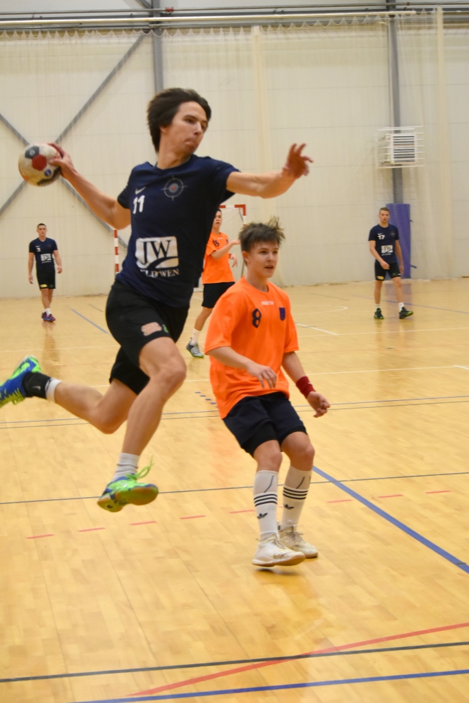 Ātrs un bez žēlastības. Vienības “Skrīveri/Aizkraukle” handbolists Artūrs Beļūns vairākkārt realizēja ātros uzbrukumus un bija rezultatīvākais spēlētājs, gūstot deviņus vārtus.