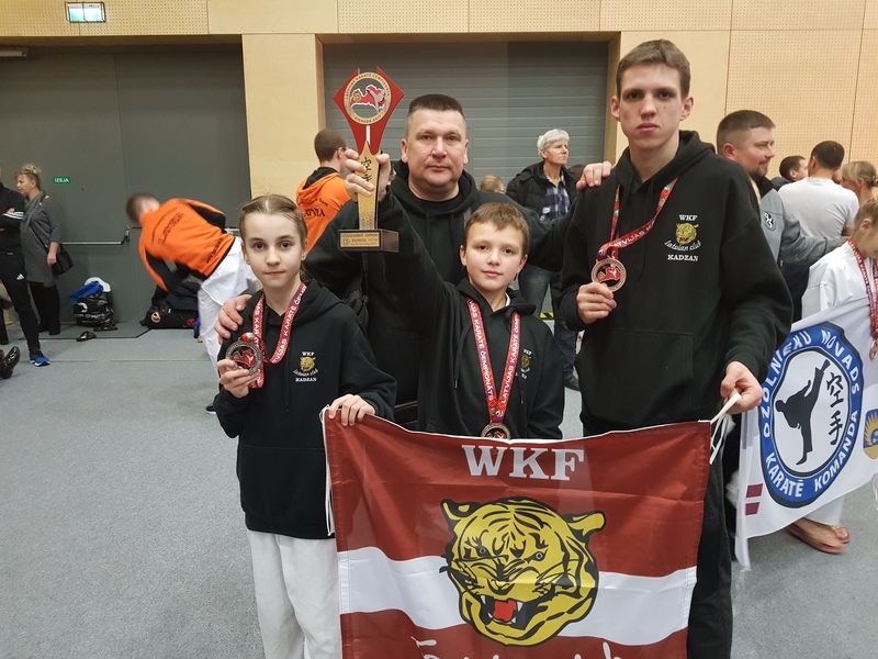 LABĀKIE Latvijas mērogā — kluba “Kadzan” sportisti Viktorija Voroboka (no kreisās), Artūrs Maksimovs un Valērijs Sebežs kopā ar treneri Igoru Fetkuļinu.
Autors: no karatē kluba “Kadzan”