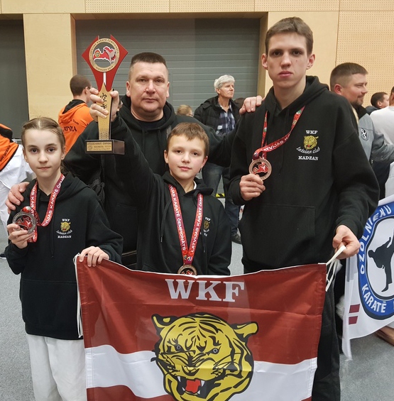 LABĀKIE Latvijas mērogā — kluba “Kadzan” sportisti Viktorija Voroboka (no kreisās), Artūrs Maksimovs un Valērijs Sebežs kopā ar treneri Igoru Fetkuļinu.
Autors: no karatē kluba “Kadzan”
