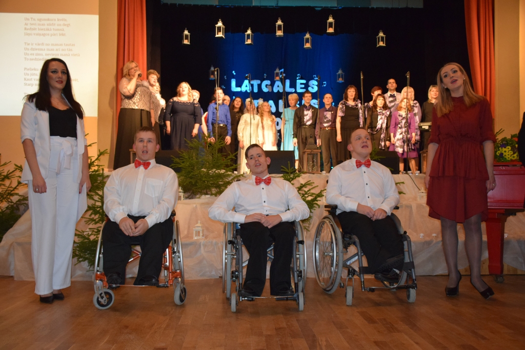 Dzied ar zvaigzni. Valsts sociālās aprūpes centra “Latgale” Kalkūnu filiāles puišu trio Neretā uzstājās kopā ar dziedātājām Kristīni Šomasi (no labās) un Lieru Šteinu (no kreisās).