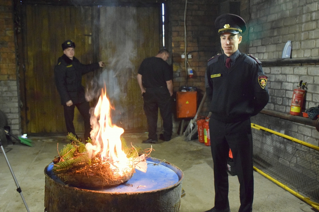 Kontrolēta degšana. “Staburags” kopā ar VUGD Aizkraukles daļas komandieri Guntaru Laukazīli un dažiem brigādes vīriem demonstrē dūmu detektoru darbībā — aizdegoties adventes vainagam.