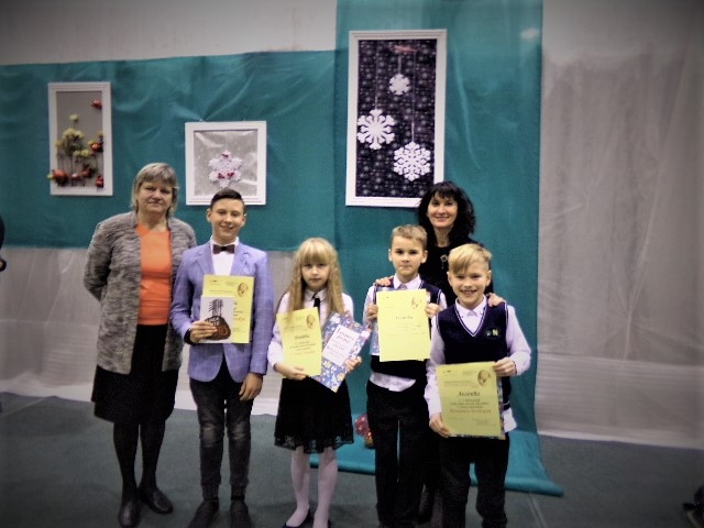 NOVĒRTĒTI AR ATZINĪBU. No kreisās — Aizkraukles novada vidusskolas latviešu valodas un literatūras skolotāja Zinta Rasnača, 7.b klases skolēns Adrians Veļčinskis, 3.a klases skolēni Evelīna Ostvalde, Aleksandrs Urtāns, Kristers Darbiņš un sākumskolas klašu skolotāja Ligita Veļčinska.
Autors: no Ligitas Veļčinskas albuma