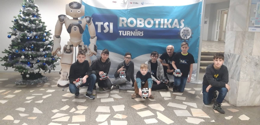 Robotikas pulciņa dalībnieki čempionātā, vidū — Edvards Reinicāns.
Autors: Guntis Romanovskis