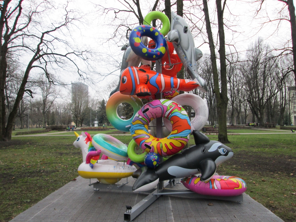 Atceries vasaru! — aicina viens no vides objektiem Kronvalda parkā.