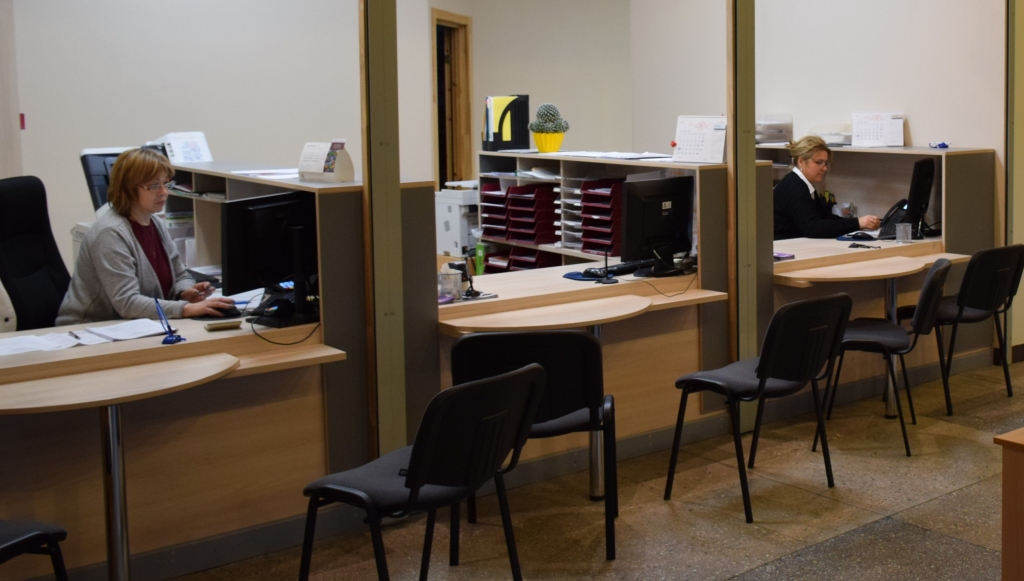 Samazina konsultācijas. No jaunā gada Aizkraukles vienotajā klientu apkalpošanas centrā klātienes konsultācijas vairs nesniegs Vasts zemes dienesta speciālisti, bet Valsts ieņēmumu dienesta speciālisti to darīs tikai divas dienas nedēļā.
Autors: no “Staburaga” arhīva