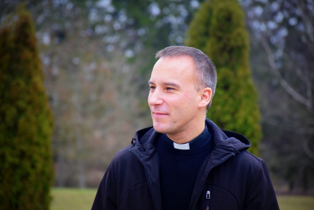 Andrejs Kazakevičs kopš septembra ir Aizkraukles Svētās Terēzes no Bērna Jēzus Romas katoļu baznīcas prāvests. Viņš kalpo arī Skrīveru, Vecbebru un Iršu draudzēs.