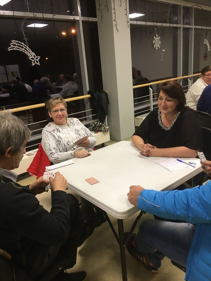 Vīri saturas! Noslēdzošajā zolītes posmā piedalījās divās dāmas — jaunjelgaviete Danute Streļeca (no kreisās) un rīdziniece Dace Fišere.