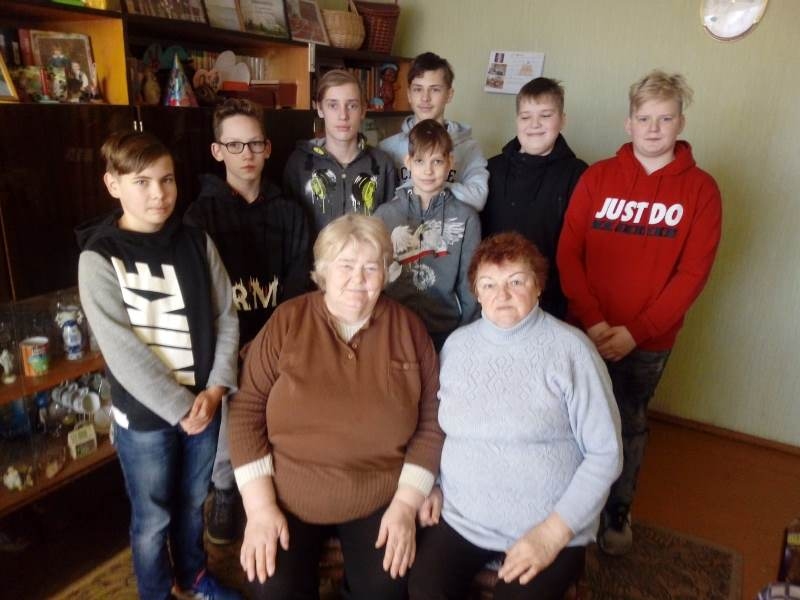 Daudzeses pamatskolas 7. klases audzēkņi kopā ar skolotājām Ilzi Ašaku (no kreisās) un Valentīnu Gaigalnieci.
Autors: Valdis Puida