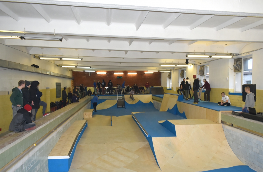 Skeitparks ar vēstures auru. Kādreizējā Aizkraukles manēžas peldbaseinā nu izbūvēts unikāls iekštelpu skeitparks.