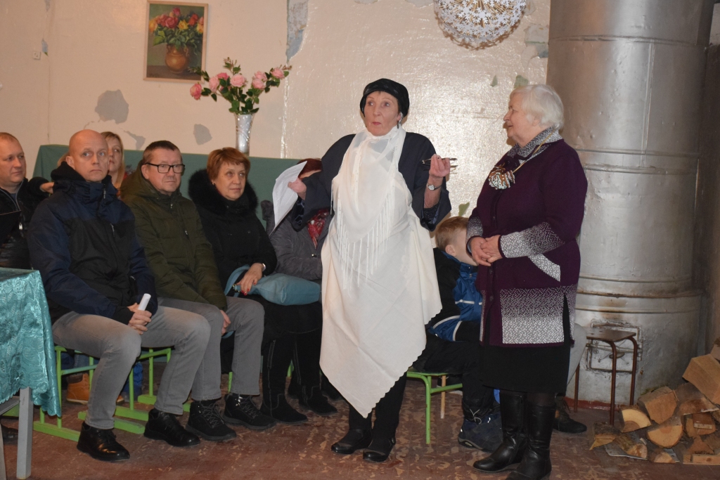 Ar 20 krūzītēm krietni par maz. Gatavojoties pasākumam, Ilma Svilāne (no kreisās) un Ilga Cera plānojušas, ka ar 20 krūzītēm viesiem tējas dzeršanai noteikti pietikšot, jo cik tad nu uz to atnāks. Liels bija abu dāmu prieks un arī satraukums, kad skolas svinību zāle sanāca cilvēku pilna, pasākumu apmeklēja vismaz 70 viesu.