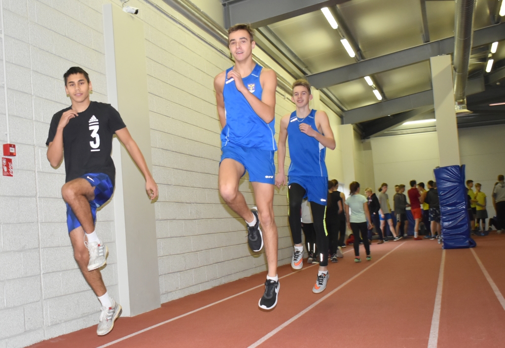 Gatavojoties startam. Vieglatlēti iesildās skrejceļā.