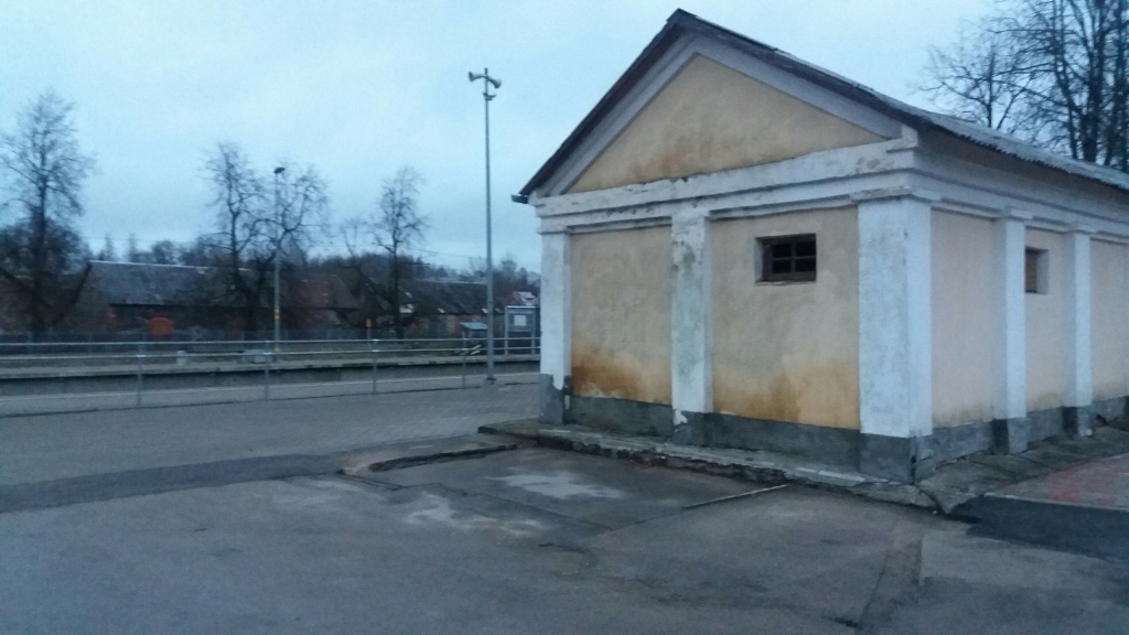 TUKŠUMS. Vairākus gadu desmitus šajā vietā pie Pļaviņu dzelzceļa stacijas bija kiosks, kur varēja nopirkt preses izdevumus, dažādas ikdienā nepieciešamas preces un arī kafiju. Tagad ne vietējiem, ne autobusu un vilcienu pasažieriem šādas iespējas pilsētas centrā vairs nav.
