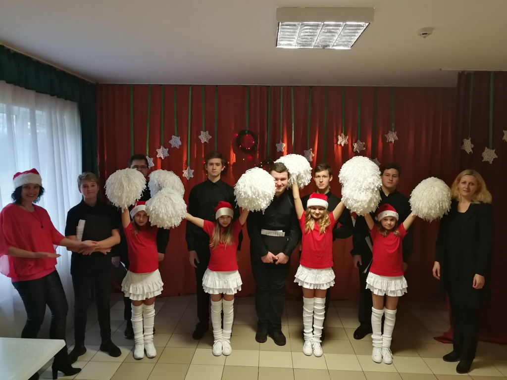 Ciemos skrīverieši. Sociālās aprūpes centrā “Ziedugravas” Skrīveros ar priekšnesumu ieradušies Skrīveru Andreja Upīša vidusskolas audzēkņi — vokālais ansamblis un karsējmeitenes.
Autors: no SAC albuma