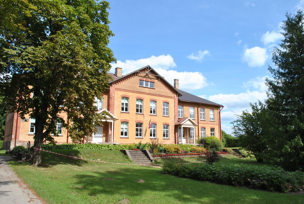 Turpmāk — Daudzeses pamatskolas filiāle. Sunākstes pamatskolas ēka celta 1879. gadā, šobrīd tajā mācās 26 audzēkņi.
Autors: no arhīva