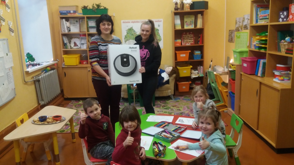 SAŅEM BALVU. Daiga Andersone (no kreisās) saņem balvu no Brīvprātīgo iRobotu kustības pārstāves.
Autors: no Pērses sākumskolas