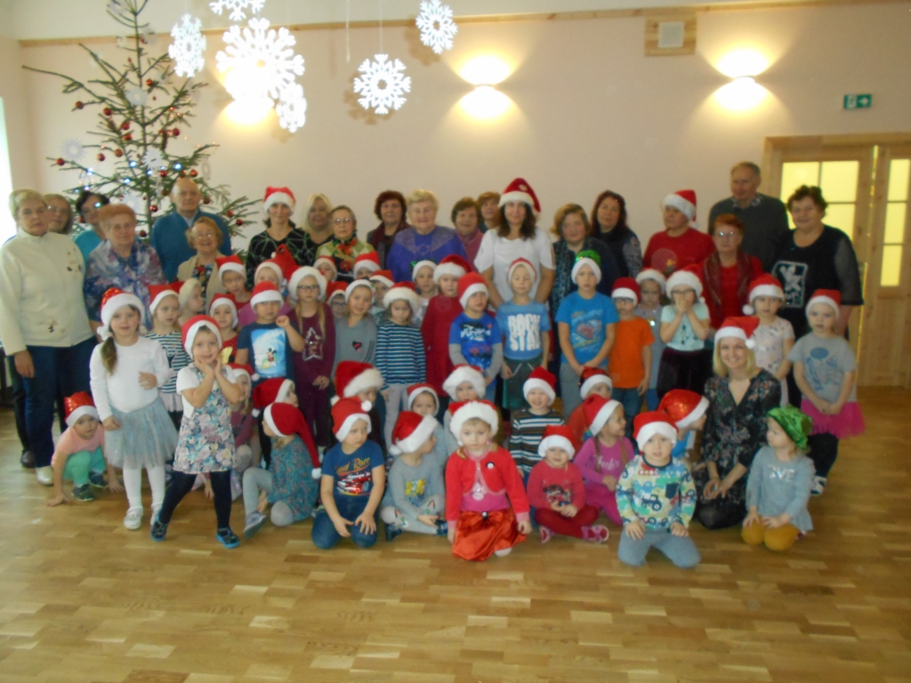 “Daugavas rītA” seniori ar draugiem.
Autors: no Regīnas Šimkevičas albuma