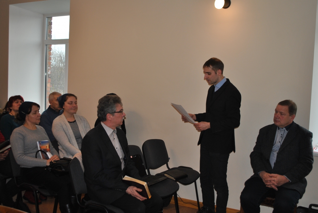 Uzrunā dievkalpojuma dalībniekus. Rūdolfs Kroičs (no labās) un Mārtiņš no Vācijas.