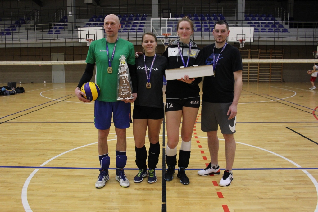 1. vietu volejbola sacensībās “Piparkūku kauss” izcīnīja komanda “Šokolādes saldējums” — Vilnis Rubiķis (no kreisās), Marita Paegle, Līva Sola un Sandis Sprudzāns.
Autors: Anita Lukcāne