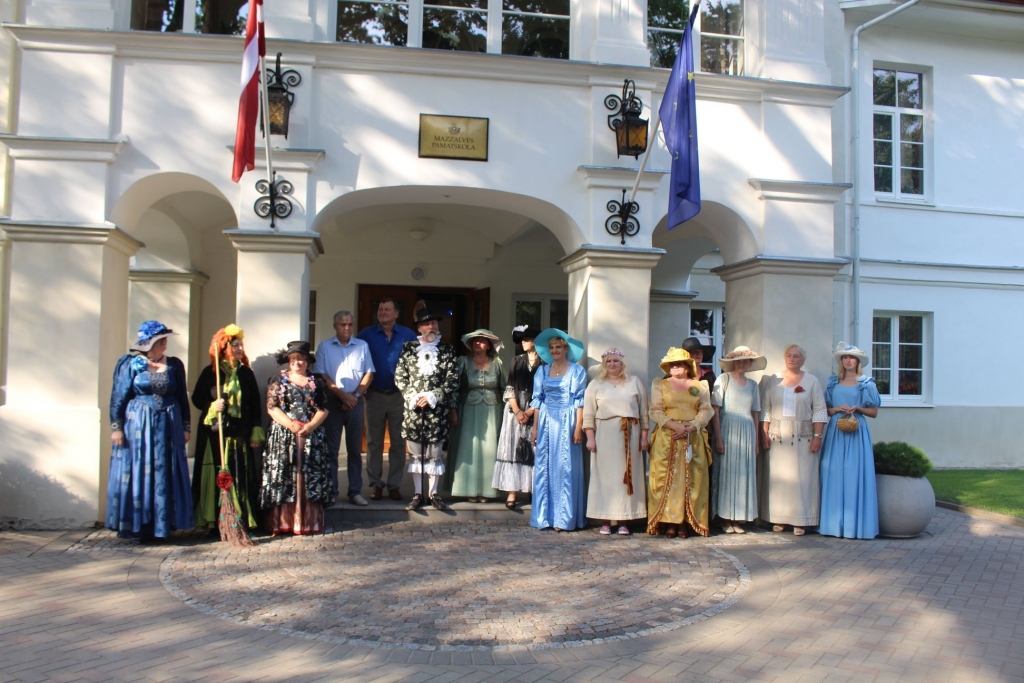 ĒRBERĢES MUIŽA un tās iemītnieki visā godībā.
Autors: no “Staburaga” arhīva
