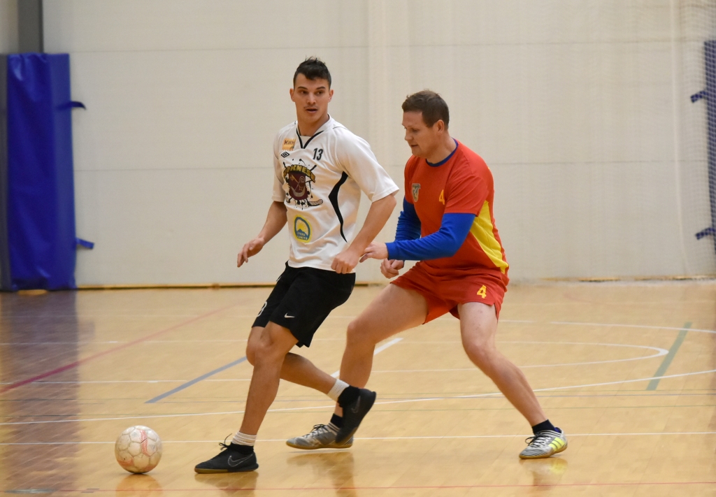 Uzvar spēcīgākais. Vienības “Latvijas izlase” spēlētājs Raivis Kurnigins (no kreisās) un komandas “Skrīveri” futbolists Guntis Rūze cīņā par bumbu.