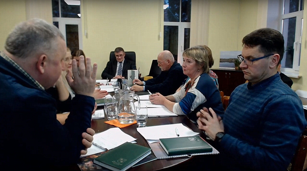 Skrīveru novada domes sēde. Pirmais no kreisās — deputāts Jānis Brokāns un viņam pretī sēž deputāts Uldis Dzērve.
Autors: ekrānuzņēmums no Skrīveru novada domes sēdes