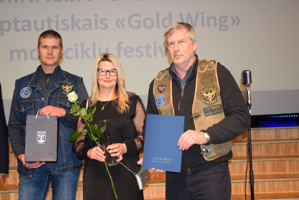 LĪDZI AIZVED LABUS IESPAIDUS. Nominācijā “Sabiedrība” par starptautiskā motociklu festivāla rīkošana balva tika piešķirta klubam “Goldwing” un Ilzei Goldbergai. “Pasākumu ārpus Rīgas, Aizkrauklē, rīkojām pirmo reizi. Nebijām gaidījuši, ka Aizkrauklē būs tik viesmīlīgi, atsaucīgi iedzīvotāji, visas trīs dienas jutām jūsu pozitīvismu. Visi mūsu ārzemju viesi bija ļoti apmierināti un pateicīgi. Parādījām, kā mēs dzīvojam, viņi iepazina mūsu folkloru, dejas, dziesmas, tas viss atstāja ļoti labu iespaidu,” sacīja kluba pārstāvis Juris Goldbergs (no labās).