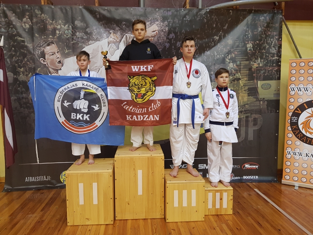 “KADZAN” sportisti čempionātā Ozolniekos ieguva visa kaluma medaļas, uz pirmās vietas pjedestāla — Renārs Dūniņš.
