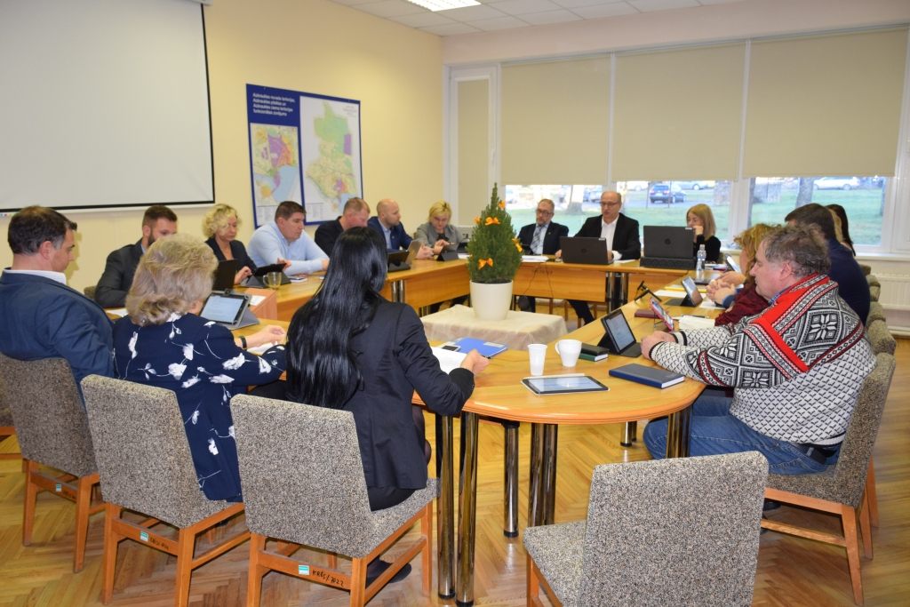 ATBALSTA ALGU PALIELINĀŠANU. Aizkraukles novada domes sēdē pret algu palielināšanu neviens deputāts neiebilda, un par to nekādas diskusijas
Autors: autores