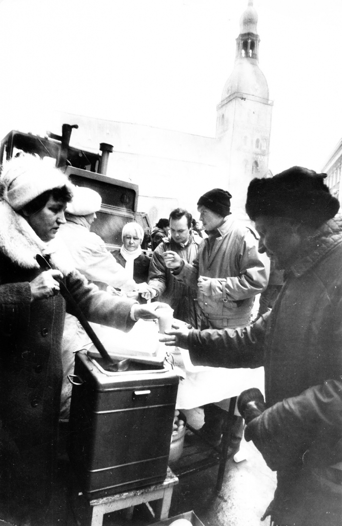 Sardzes vīri Doma laukumā tiek cienāti ar karstu tēju un uzkodām.
Autors: no “Staburaga” arhīva