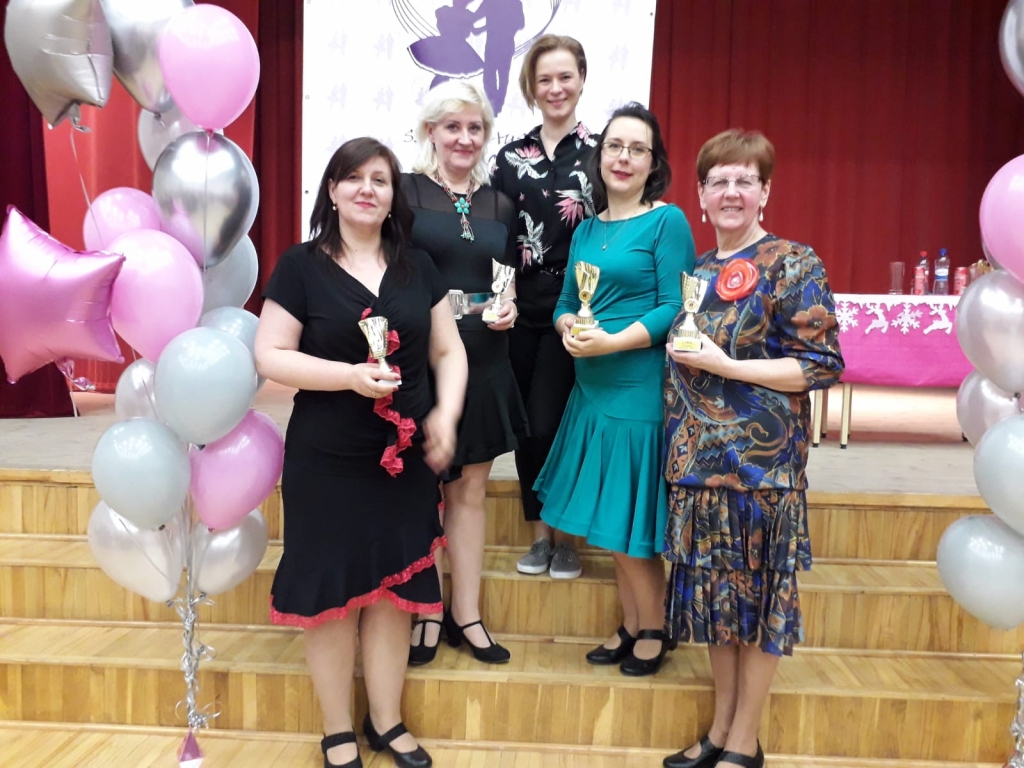 Aizkraukles līnijdejotājas Ināra Zvirgzdiņa (no kreisās), Izolde Stugle, deju pasniedzēja Inga Ozoliņa, Agita Grīnvalde-Iruka un Mirdza Elste priecājas par gūtajiem panākumiem.
