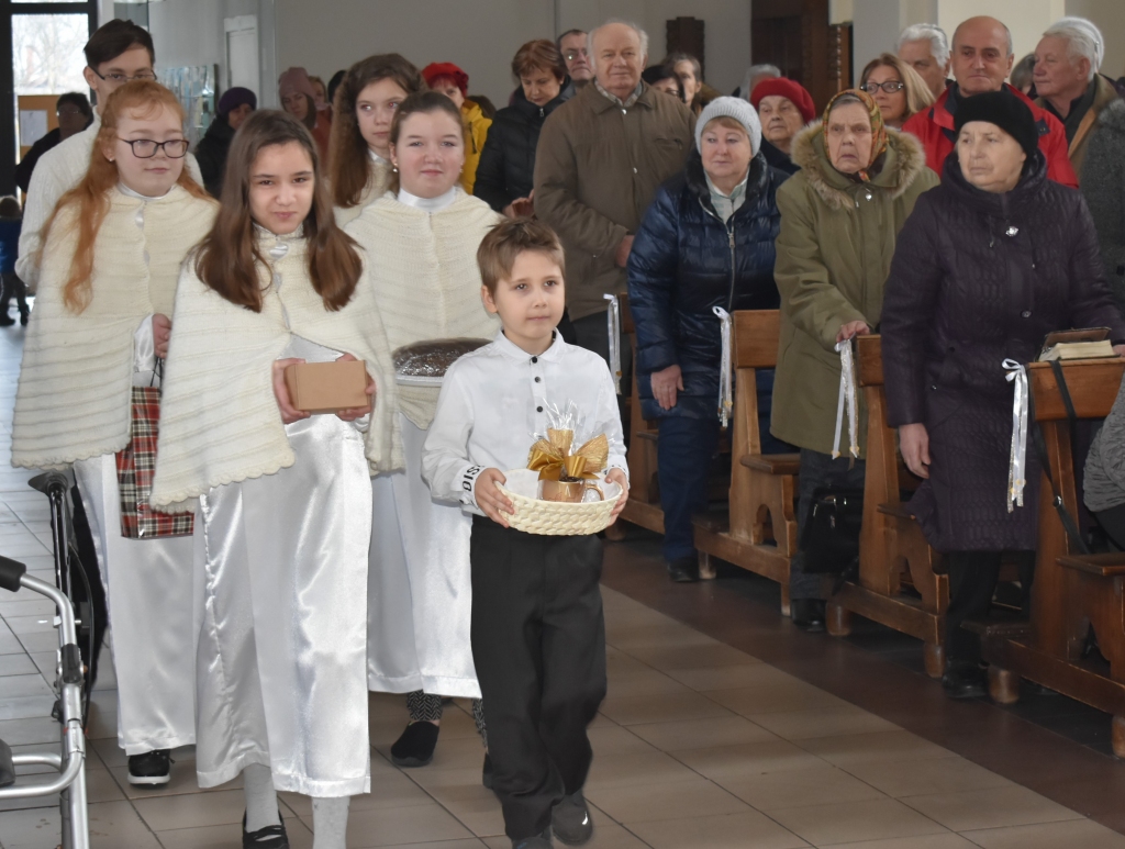 Draudzes bērni Aizkraukles katoļu dievnama 20 gadu jubilejā dodas sveikt ilggadējo baznīcas priesteri, tagadējo Romas katoļu baznīcas Liepājas diecēzes bīskapu Viktoru Stulpinu, kurš Aizkrauklē kalpojis teju 14 gadu garumā.