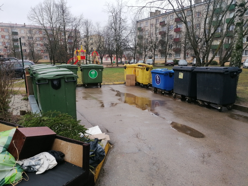 Šķiroto atkritumi konteineri paredzēti visiem. Konteineru laukumā novietoti divu veidu konteineri — šķiroto atkritumu konteinerus drīkst izmantot ikviens. Iedzīvotāji maksā tikai par nešķiroto sadzīves atkritumu izvešanu un tie paredzēti konkrētu māju iedzīvotāju lietošanai.