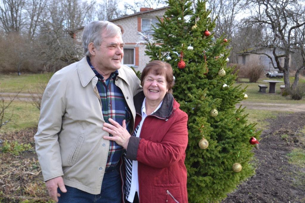 Inta un Jānis Tukas priecājas, ka aizvadītie Ziemassvētki “Krastu” mājā bijuši īpaši. Reizē svinēti gan ziemas saulgrieži, gan arī pāra 50 gadu kāzu jubileja. Sabraukuši ciemiņi no Aizkraukles, Rīgas un Talsiem. Taču vislielāko pārsteigumu sagādājuši Riekstiņciema rūķi ar savu ierašanos. Intas kundze saka viņiem paldies par atsaucību, mīļumu un prieku, ko viņi ienesuši mājā.
Autors: Imants Kaziļuns