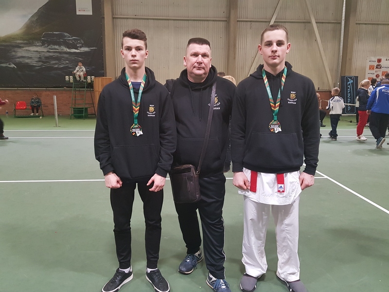 MEDAĻU IEGUVĒJI Kristers Antons (no labās) un Aleksandrs Lonskis ar savu treneri Igoru Fetkuļinu (vidū).
Autors: no kluba “Kadzan” arhīva