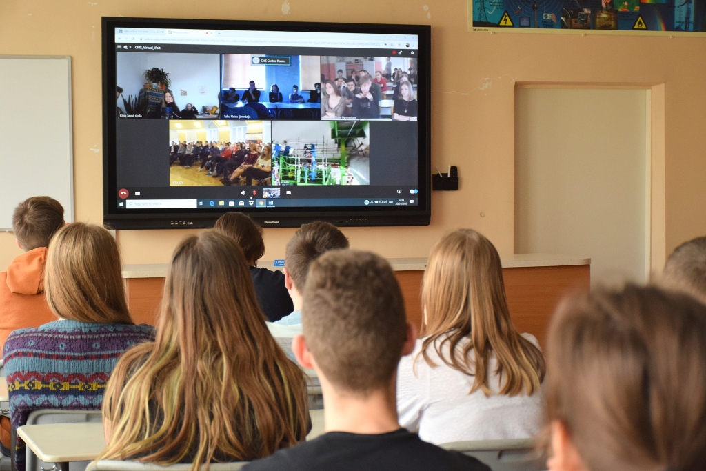 Virtuāli pārceļas uz Šveici. Aizkraukles novada vidusskolas audzēkņi ar moderno tehnoloģiju palīdzību sazinās ar Eiropas Kodolpētniecības centru.