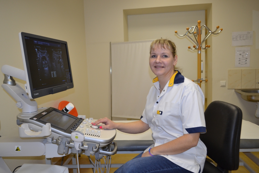 VIEGLĀKA UN LABĀKA DIAGNOSTIKA. Radioloģe diagnoste Ieva Zivtiņa, kurai šajā darbā ir jau 20 gadu pieredze, priecājas par jauno ultrasonogrāfijas iekārtu, kurai ir daudz lielāka izšķirtspēja nekā iepriekšējai. Piemēram, daudz precīzāk var veikt kakla asinsvadu doplerogrāfiju, iepriekš bieži vien tā bija apgrūtināta pārāk korpulentiem pacientiem. Viņai prieks arī par jauno daudz labākas izšķirtspējas iekārtu gastroskopijas un kolonoskopijas veikšanai, līdz ar to ir precīzāka diagnostika, un slēdzienus drīzumā varēs izsniegt kopā ar fotoattēliem.