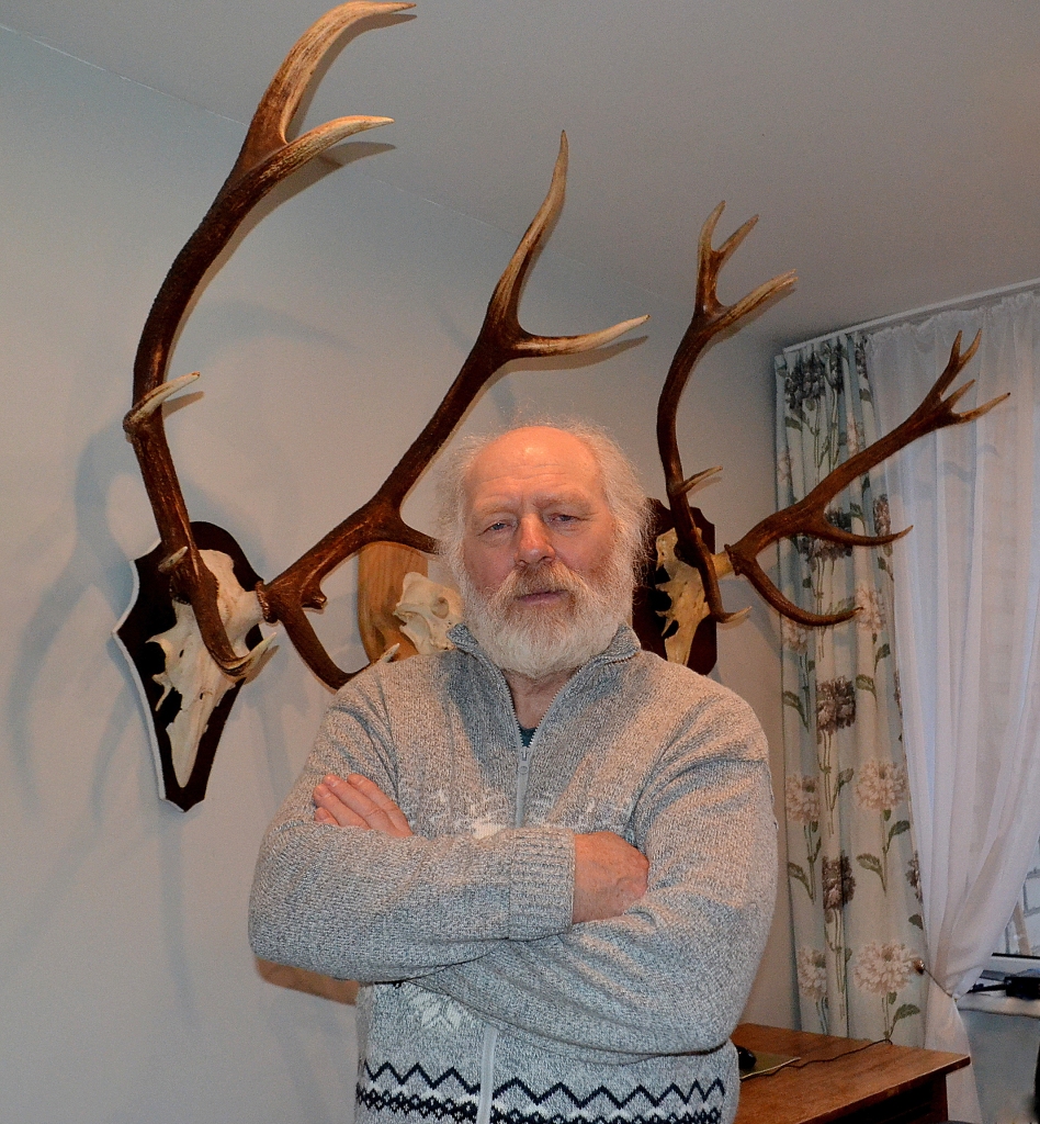 Pie sienas dažas no trofejām. Valērijs Vectirāns  par katru no tām var stāstīt ilgi un tēlaini.