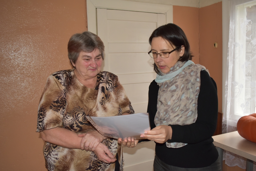 Laimē pelnītu atpūtu. Daudzevietei Anitai Balodei (no kreisās) “Staburaga” loterijas lielo laimestu — rehabilitācijas centra “Līgatne” dāvanu karti — pasniedza Agita Grīnvalde-Iruka, laikraksta “Staburags” galvenā redaktore.