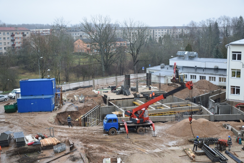 BŪVLAUKUMS. Aizkrauklē, Draudzības krastmalā 5, vidusskolas piebūves celtniecības darbi norisinās kopš pagājušā gada jūnija, un tos plānots pabeigt šī gada novembrī. Darbus veic SIA “IMG Constructor”. Kopā ar pievienotās vērtības nodokli būvniecības izmaksas ir 3 miljoni 698 tūkstoši eiro, bet, pierēķinot aprīkojumu, tiks izlietoti četri miljoni eiro. Eiropas Reģionālās attīstības fonda finansējums ir viens miljons 564 tūkstoši eiro, no valsts budžeta celtniecībai tika piešķirti 332 tūkstoši eiro, bet pārējais ir pašvaldības finansējums — aizņēmums Valsts kasē.
Autors: Ginta Grincēviča