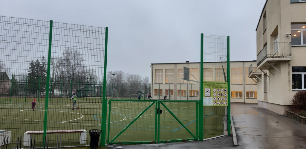 Jāmeklē risinājums. Mazais sporta laukums pie Skrīveru vidusskolas ikvienam katru dienu atvērts no deviņiem rītā līdz desmitiem vakarā. Taču lielajā sporta laukumā var iekļūt tikai gar skolas sporta zāli pa stāvām trepītēm. Pārējiem vārtiņi ikdienā ir slēgti.