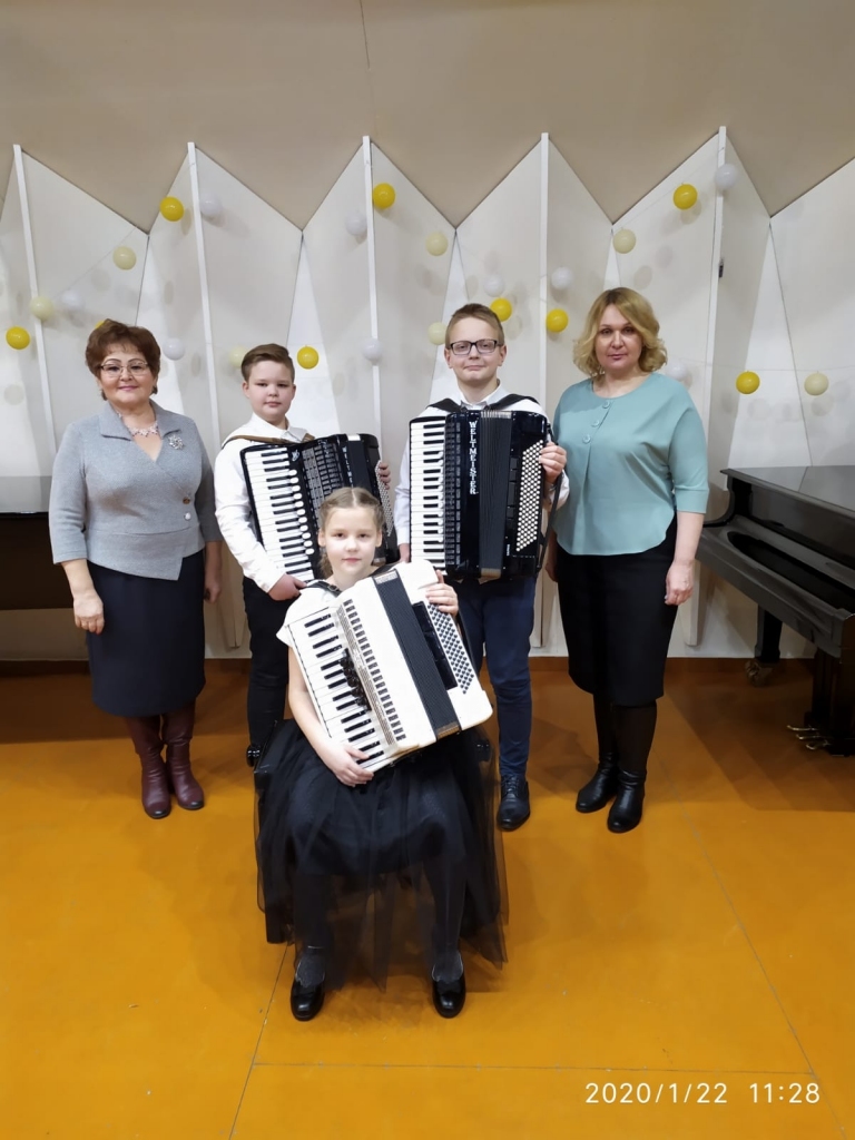 JAUNIE AKORDEONISTI un viņu skolotājas no Aizkraukles — Natālija Juškeviča (no kreisās), Andris Purvinskis, Laura Potaše (sēž), Roberts Lukevičs un Tatjana Sila.
Autors: no P. Barisona Aizkraukles Mūzikas skolas